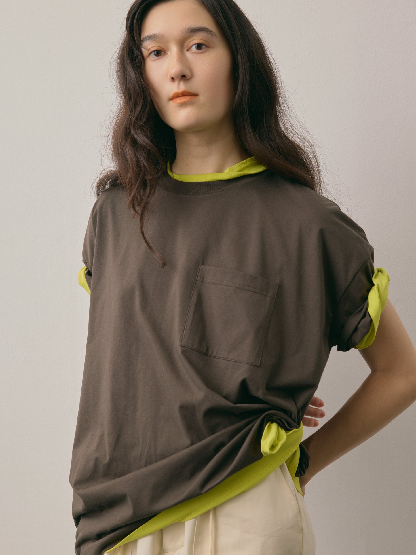 BACK SEAM POCKET TEE/ BROWN